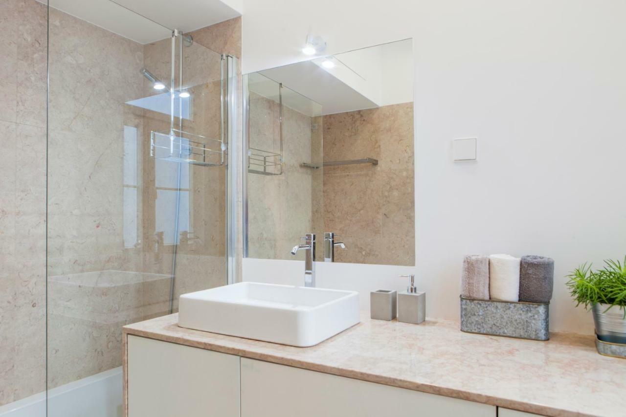 Apartamento Alfama St George Castle District Fabulous 3 Bedrooms 2 Bathrooms Ac Balcony 1st Floor 19th Century Building Lisboa