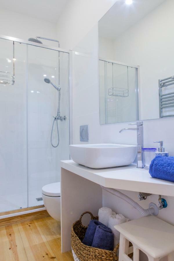 Alfama St George Castle District Fabulous 3 Bedrooms 2 Bathrooms Ac Balcony 1st Floor 19th Century Building Lisboa